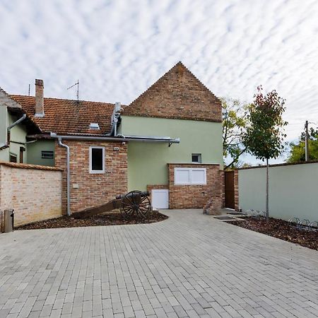 Anova Apartman Gyula Exterior photo